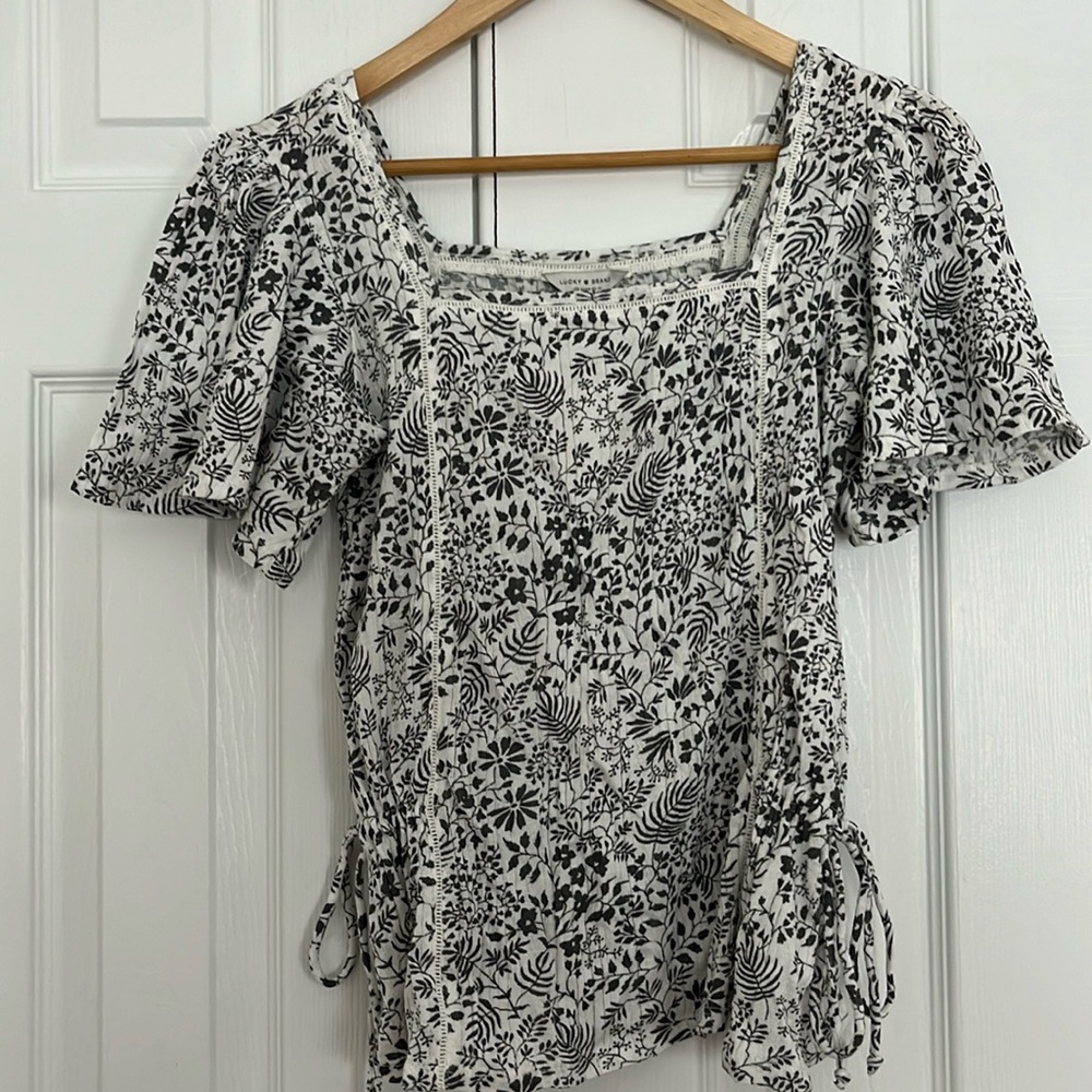 Lucky Brand women’s top. Cream and charcoal grey floral. Size small